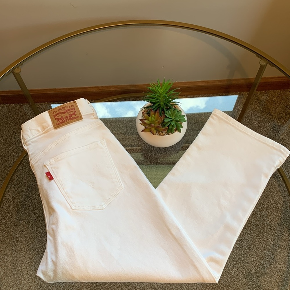 Levi Strauss & Co. Classic Capri Size 6-W28